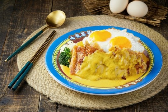咖喱雙蛋雞扒飯
