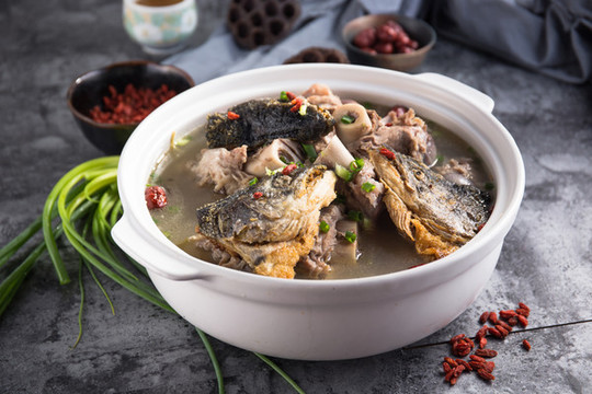 魚頭筒骨煲