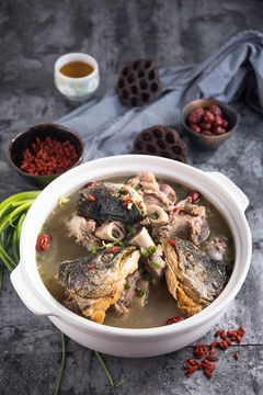 魚頭筒骨煲
