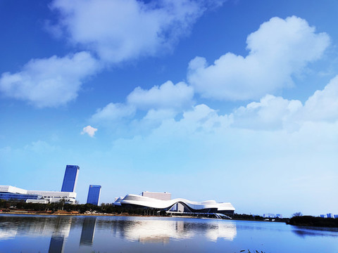 藍天白云城市建筑