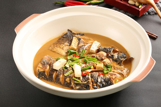 魚頭燉豆腐