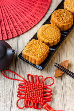 中秋節(jié)中國(guó)風(fēng)背景前的月餅