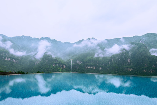 高山上的戶外游泳池