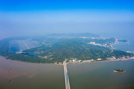 航拍廣東珠海淇澳島與淇澳大橋