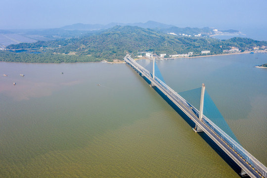 航拍廣東珠海淇澳島與淇澳大橋
