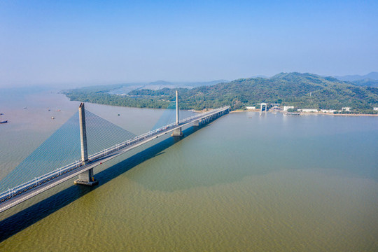 航拍廣東珠海淇澳島與淇澳大橋