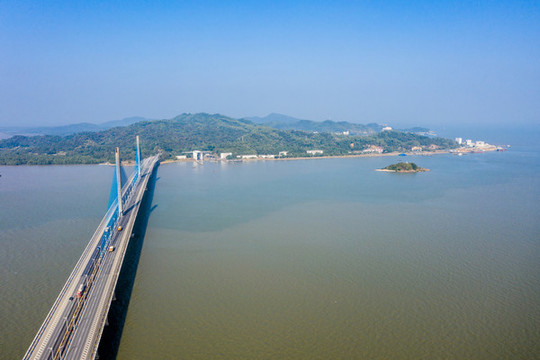 航拍廣東珠海淇澳島與淇澳大橋