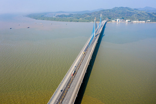 航拍廣東珠海淇澳島與淇澳大橋