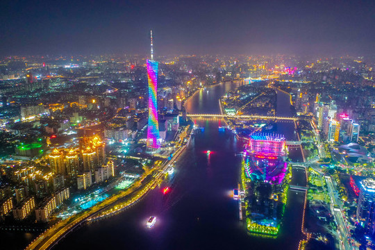 航拍珠江畔廣州塔夜景燈光秀