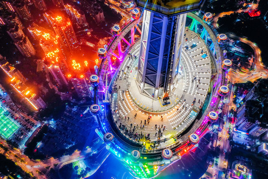 航拍珠江畔廣州塔夜景燈光秀