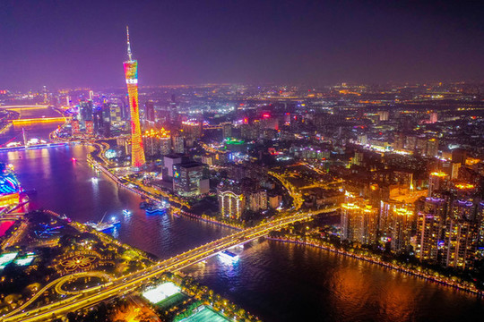 航拍珠江畔廣州塔夜景燈光秀