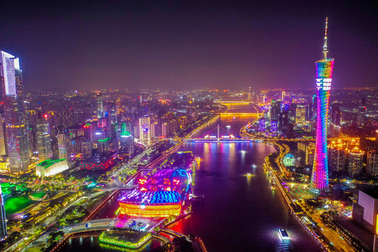航拍珠江畔廣州塔夜景燈光秀