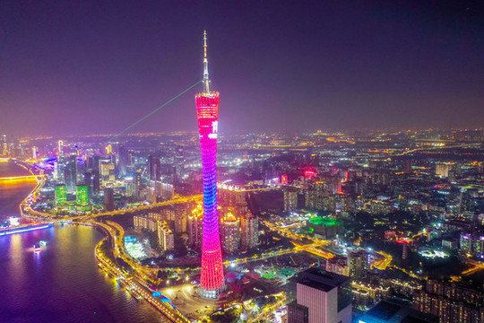 航拍珠江畔廣州塔夜景燈光秀