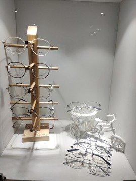 眼鏡店櫥窗