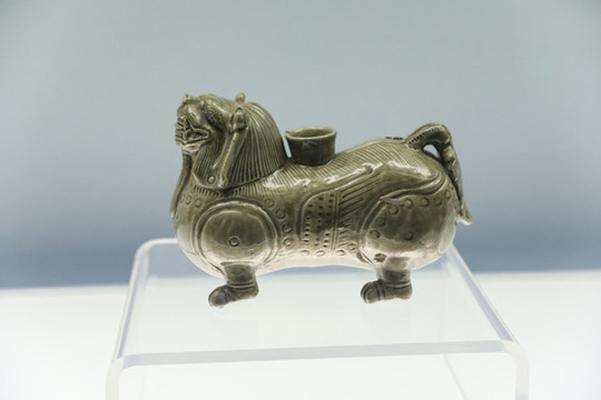 青釉獅形辟邪