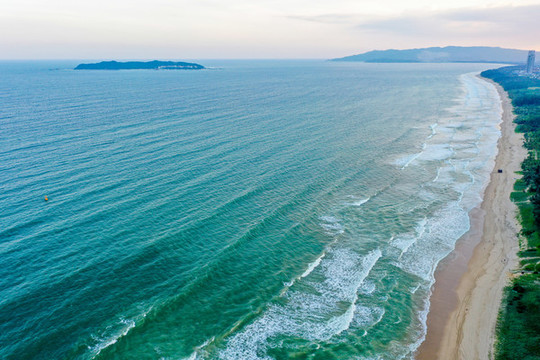 航拍海南三亞海棠灣沙灘海浪