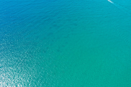 航拍海南三亞亞龍灣海面湛藍(lán)