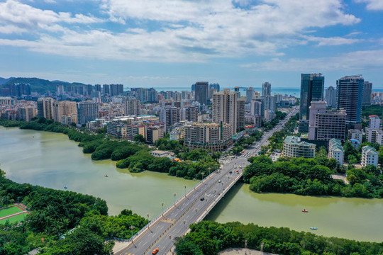 航拍海南三亞新風(fēng)街臨春河橋