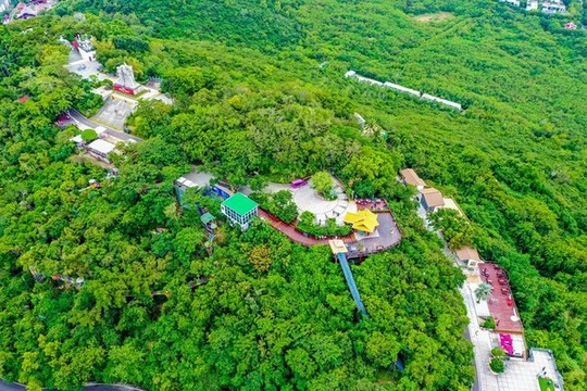 航拍海南三亞鹿回頭風(fēng)景區(qū)