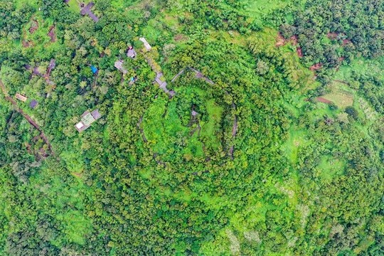 航拍海南?？诶篆傦L(fēng)爐嶺火口