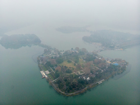 航拍霧靄中南京玄武湖公園