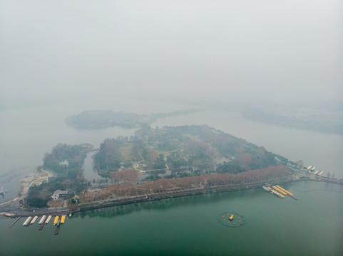 航拍霧靄中南京玄武湖公園