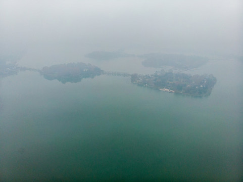 航拍霧靄中南京玄武湖公園