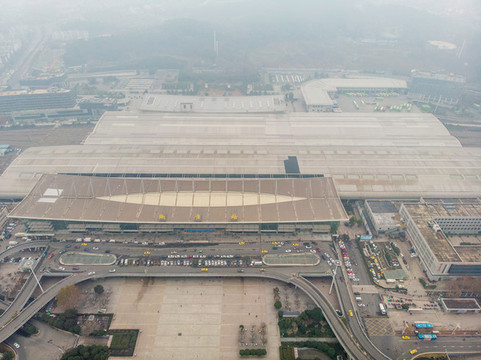 航拍霧靄中南京火車站南廣場
