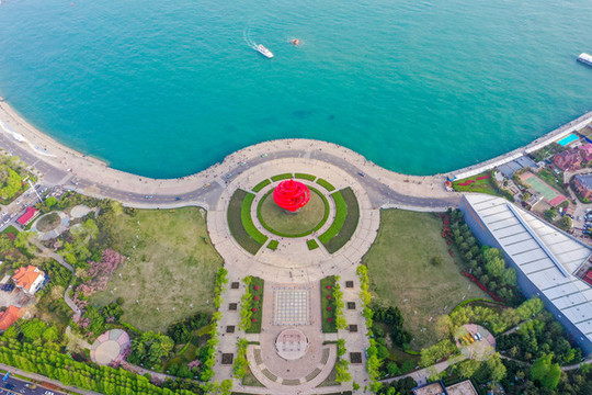 航拍青島五四廣場(chǎng)五月的風(fēng)雕塑