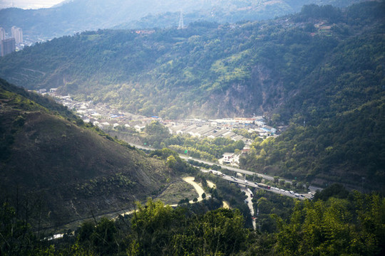 山谷里的建筑道路