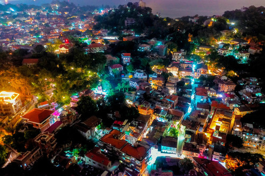 航拍福建廈門鼓浪嶼風(fēng)景區(qū)夜景