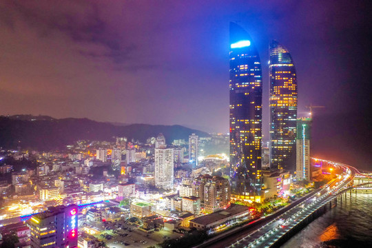航拍廈門世茂海峽大廈雙塔夜景
