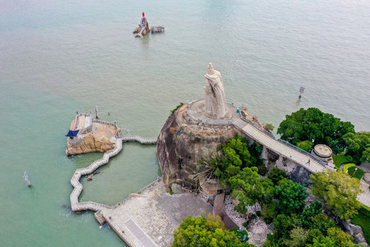 航拍廈門鼓浪嶼鄭成功石雕像