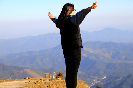 山上觀景美女