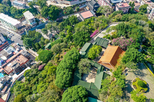 航拍福建廈門鴻山公園與鴻山寺
