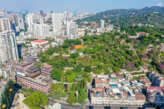 航拍福建廈門鴻山公園與鴻山寺