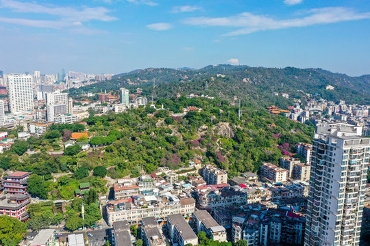 航拍福建廈門鴻山公園與鴻山寺