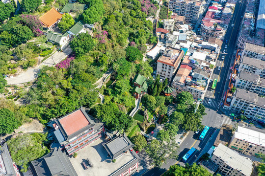 航拍福建廈門鴻山公園與鴻山寺