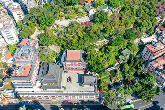 航拍福建廈門鴻山公園與鴻山寺