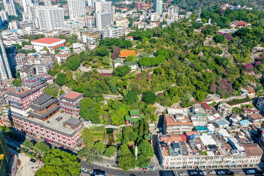 航拍福建廈門(mén)鴻山公園與鴻山寺