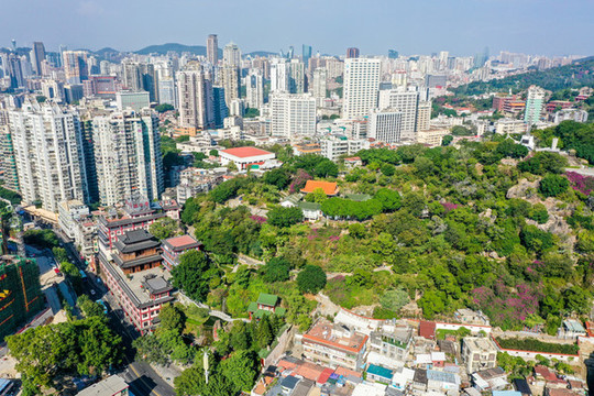 航拍福建廈門鴻山公園與鴻山寺