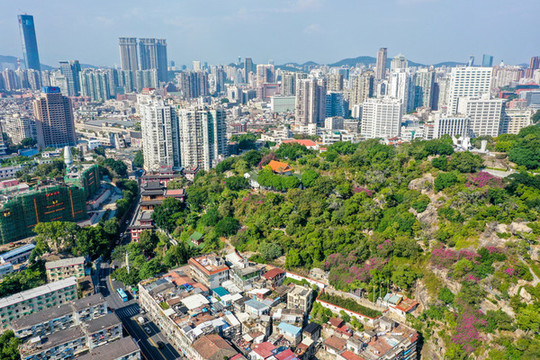 航拍福建廈門鴻山公園與鴻山寺