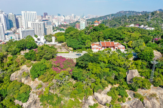 航拍福建廈門(mén)鴻山公園與鴻山寺