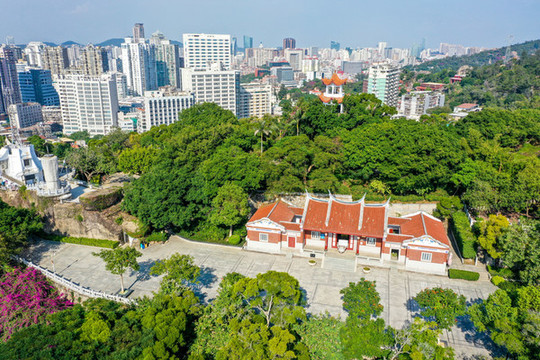 航拍福建廈門鴻山公園與鴻山寺