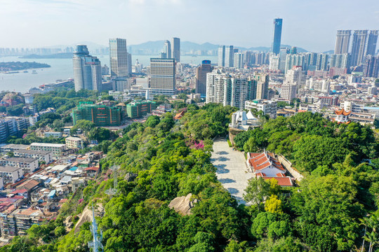 航拍福建廈門鴻山公園與鴻山寺