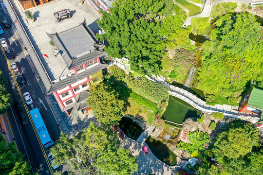 航拍福建廈門鴻山公園與鴻山寺