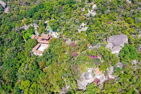 航拍廈門五老峰下的南普陀寺