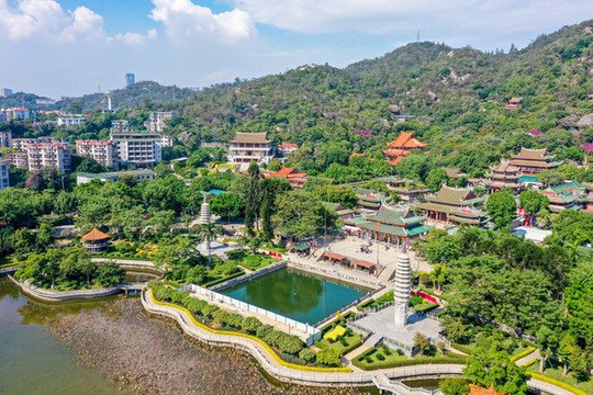航拍廈門(mén)五老峰下的南普陀寺