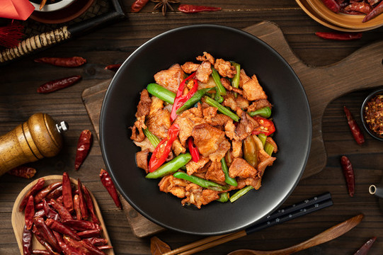 中式桌面上擺放的小炒肉