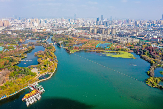 航拍云南昆明大觀公園滇池草海